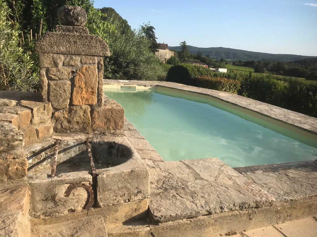 The basin of holiday home Maison Carrée - domaine Cadignac - luxury holiday home - adults only.